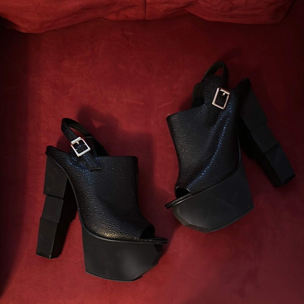 Vintage 90's Elegant Black Platform Heels 7 preowned